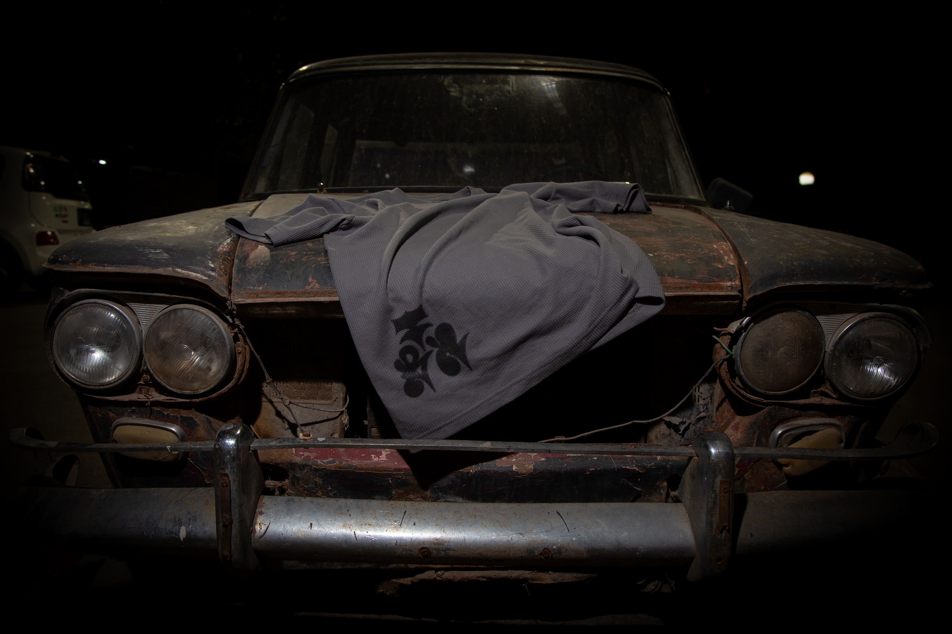 remera en un auto